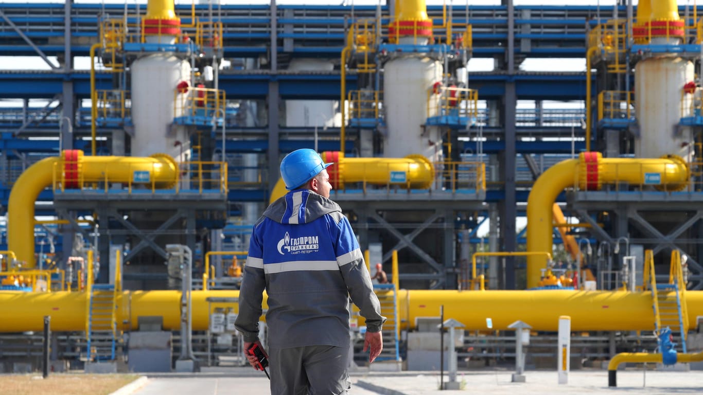 Ein Arbeiter steht vor der Gaspumpstation der Ostseepipeline Nord Stream 2 (Archivbild): In den USA fordern die Republikaner Sanktionen gegen die Projektbetreiber.