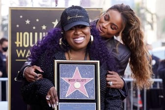 Die Hip-Hop-Künstlerin Missy Elliott (vorne) hält während einer Zeremonie vor Gastrednerin Ciara eine Replik ihres neuen Sterns auf dem Hollywood Walk of Fame.