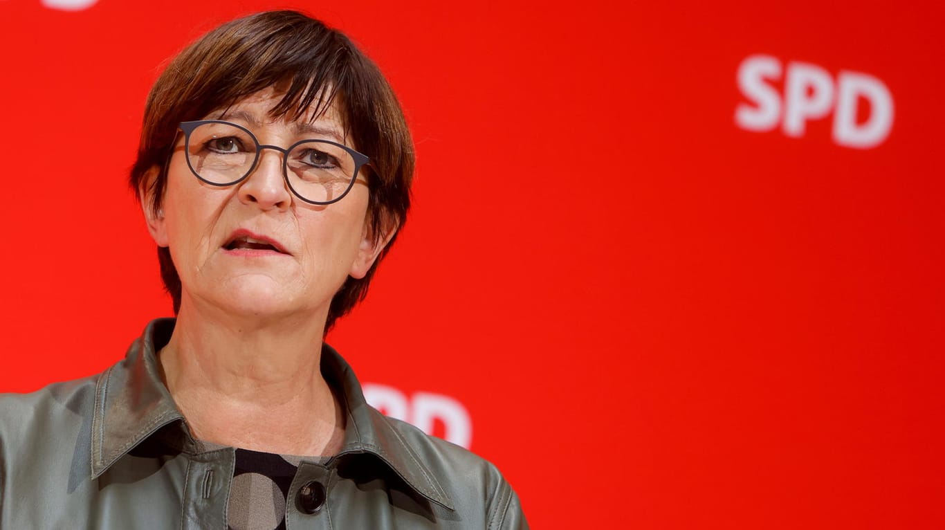 SPD-Vorsitzende Saskia Esken bei einer Pressekonferenz (Archivbild): Sie will am Zeitplan der Koalitionsverhandlungen festhalten.