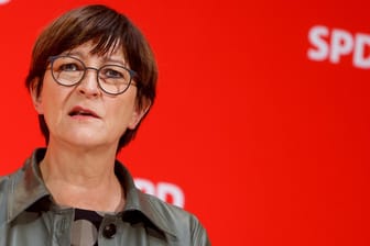 SPD-Vorsitzende Saskia Esken bei einer Pressekonferenz (Archivbild): Sie will am Zeitplan der Koalitionsverhandlungen festhalten.