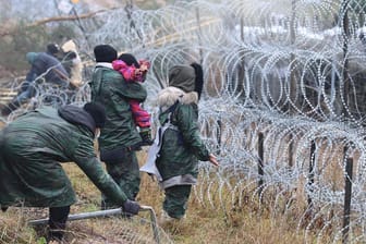 Migranten versuchen aus Belarus nach Polen zu kommen (Archivbild): Innenminister Horst Seehofer sucht nun Unterstützung der EU.