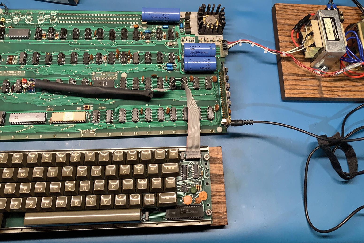 Ein voll funktionsfähiger Apple-1-Computer (Archivbild): Ein ähnliches Modell kommt jetzt in Kalifornien zur Versteigerung.