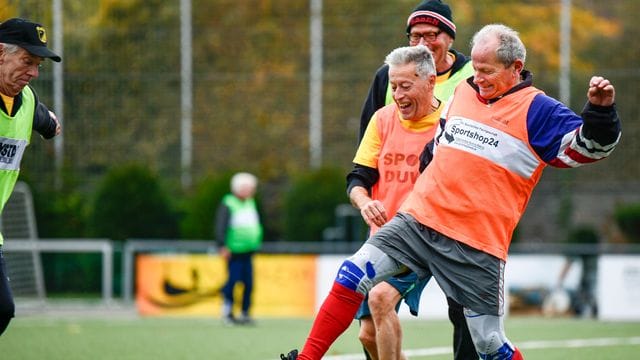 Körperkontakt ja, aber bitte nicht zu heftig: Grätschen sind beim Gehfußball verboten.