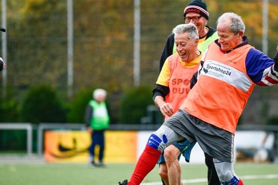 Körperkontakt ja, aber bitte nicht zu heftig: Grätschen sind beim Gehfußball verboten.