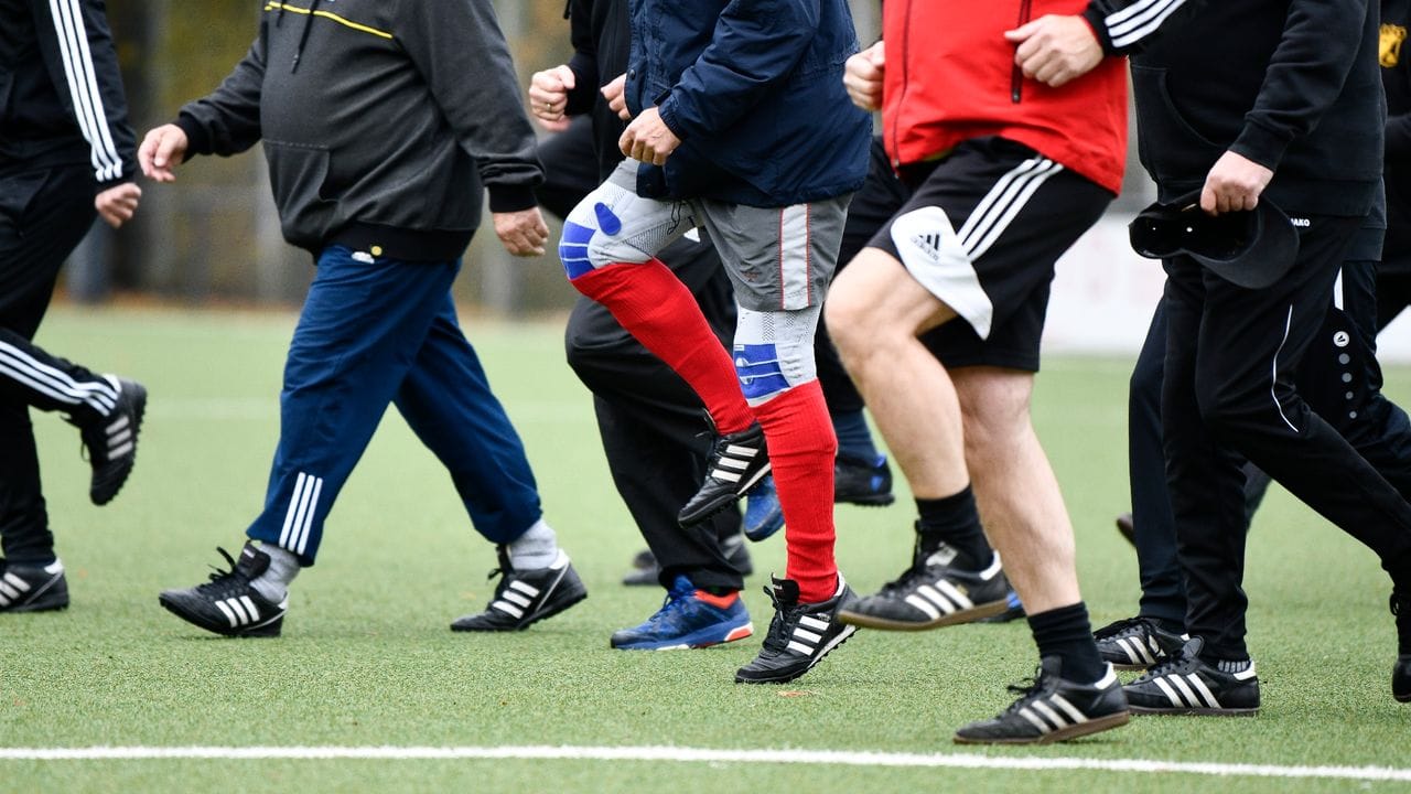 Ohne Erwärmung geht auch beim Gehfußball kein Training los. Ohne Erwärmung geht auch beim Gehfußball kein Training los.