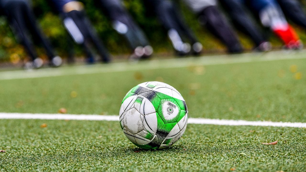 Kleineres Feld, spezielle Regeln: Beim Gehfußball sind weder das Alter noch körperliche Probleme ein Ausschlusskriterium fürs Mitmachen. Kleineres Feld, spezielle Regeln: Beim Gehfußball sind weder das Alter noch körperliche Probleme ein Ausschlusskriterium fürs Mitmachen.