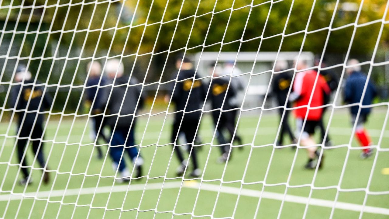 Für alle, die Fußball im Herzen tragen, aber nicht mehr so belastbar sind, ist Gehfußball eine interessante Alternative. Für alle, die Fußball im Herzen tragen, aber nicht mehr so belastbar sind, ist Gehfußball eine interessante Alternative.