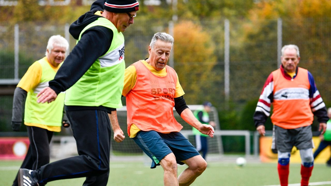 Sport für alle: Im Gehfußball-Team der TuS Essen-Holsterhausen ist ein Spieler dabei, der vergangenes Jahr seinen 80. Sport für alle: Im Gehfußball-Team der TuS Essen-Holsterhausen ist ein Spieler dabei, der vergangenes Jahr seinen 80.