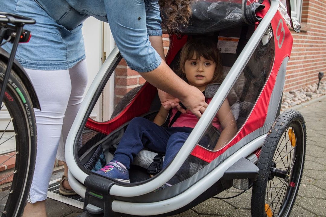 Alternative zum Kindersitz: Fahrradanhänger gibt es in verschiedenen Ausführungen.