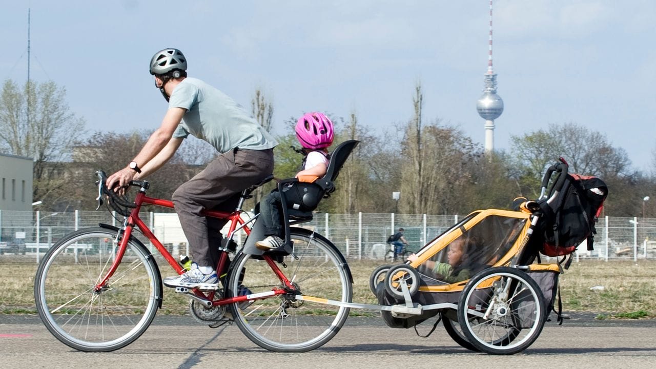 Mit Kind und Kegel: Fahrradsitz und Fahrradanhänger ermöglichen neben dem Transport der kleinen Besatzung auch noch, weiteren Bedarf für den Ausflug mitzunehmen.