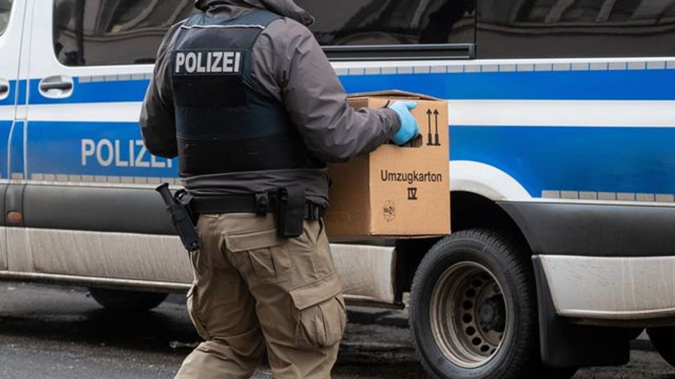 Ein Polizist bei einer Razzia im Berliner Stadtteil Neukölln.