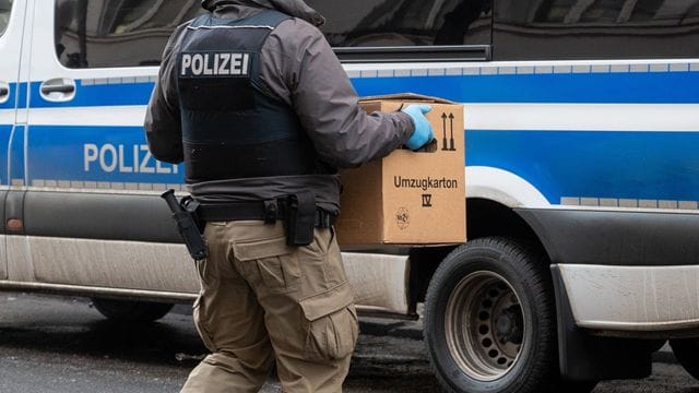 Ein Polizist bei einer Razzia im Berliner Stadtteil Neukölln.