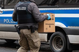 Ein Polizist bei einer Razzia im Berliner Stadtteil Neukölln.
