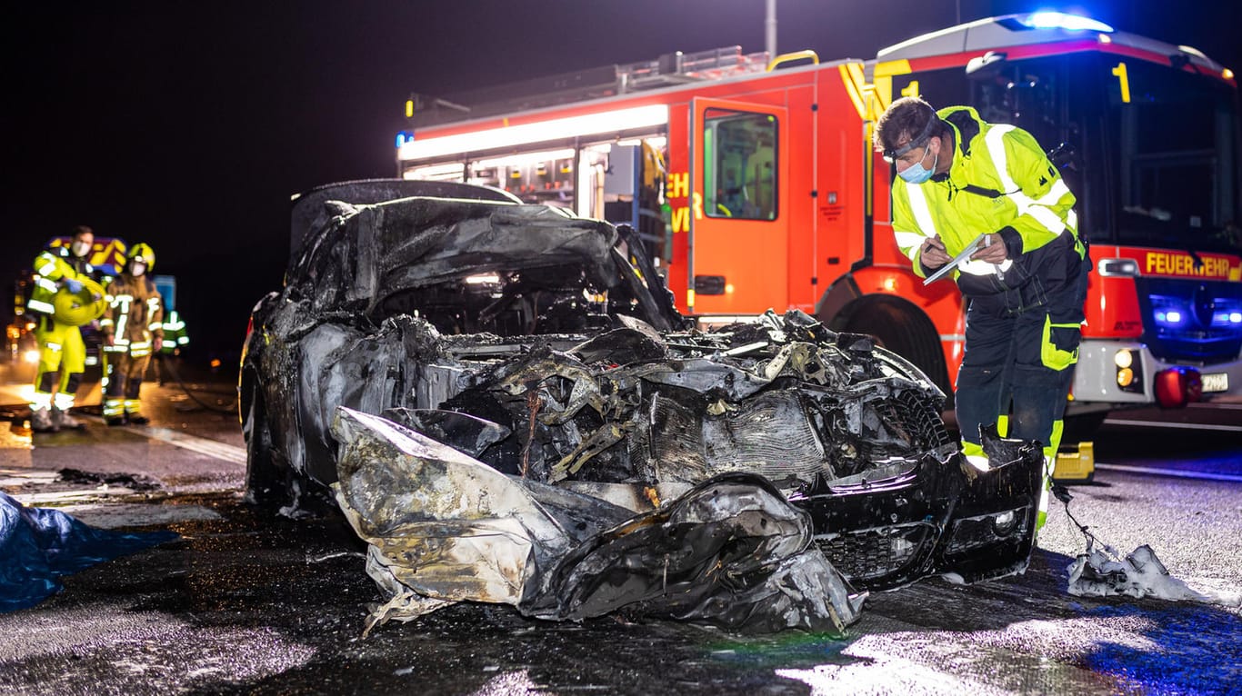 Ein ausgebranntes Autowrack steht auf der Autobahn 2 bei Hannover: Ein Mensch kam bei dem Unfall ums Leben.