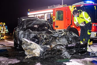 Ein ausgebranntes Autowrack steht auf der Autobahn 2 bei Hannover: Ein Mensch kam bei dem Unfall ums Leben.