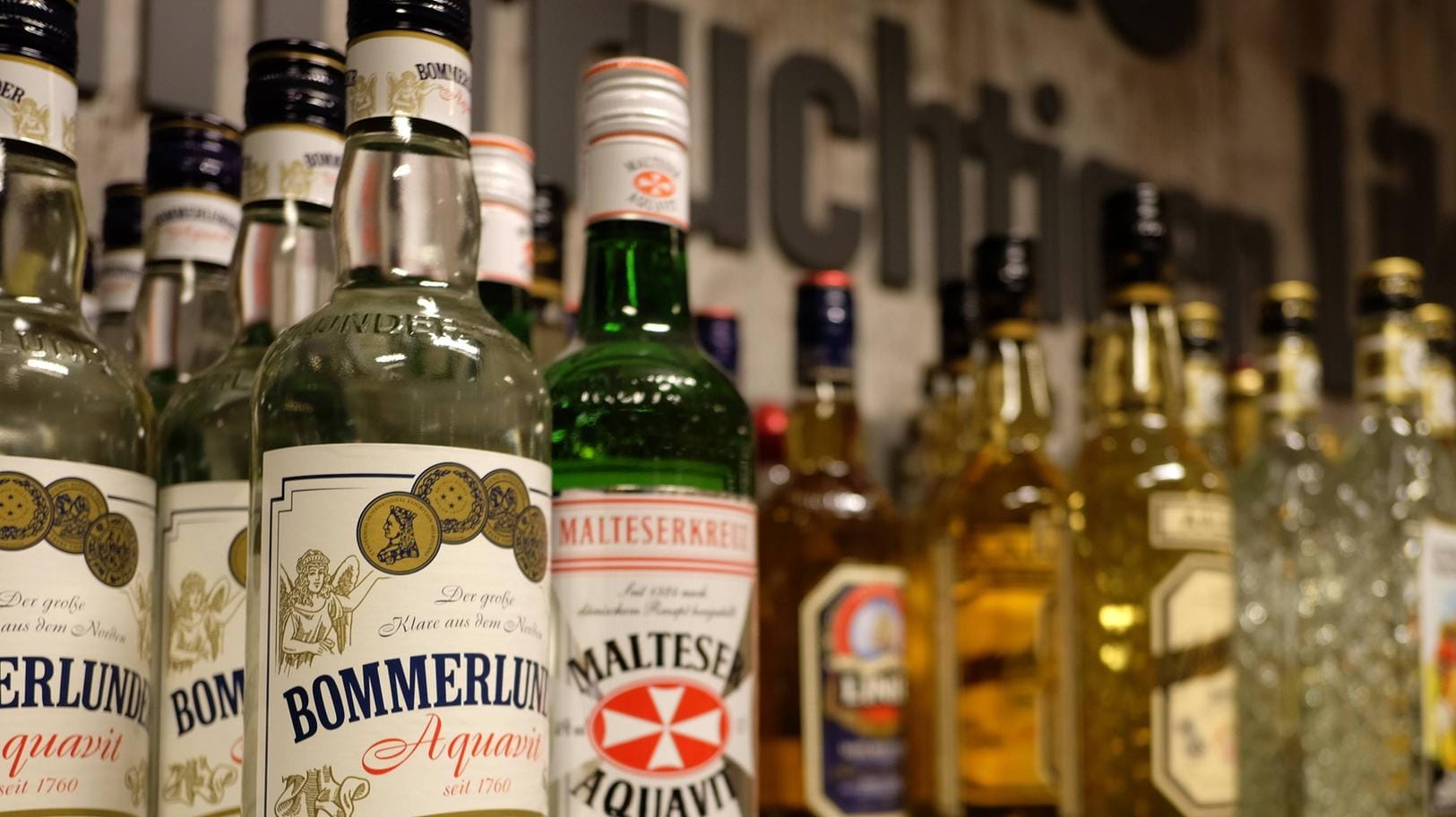 Schnapsflaschen im Supermarkt (Symbolbild): Zwei Männer kamen direkt mit einem Reisekoffer in einen Bremerhavener Supermarkt, um Schnaps zu stehlen. Schnapsflaschen im Supermarkt (Symbolbild): Zwei Männer kamen direkt mit einem Reisekoffer in einen Bremerhavener Supermarkt, um Schnaps zu stehlen.