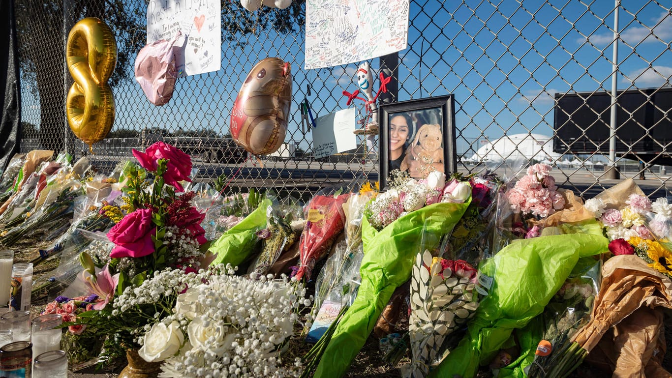 Houston, Texas: Kerzen, Blumen, Bilder und Briefe für die Verstorbenen, die beim Astroworld-Festival vor einer Woche ums Leben kamen.