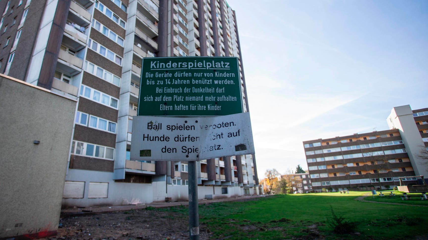 Der Kölnberg, wie der Hochhauskomplex im äußeren Kölner Stadtteil Meschenich umgangssprachlich genannt wird, mit Kinderspielplatz: Die Ratten leben auch auf dem Spielplatz.