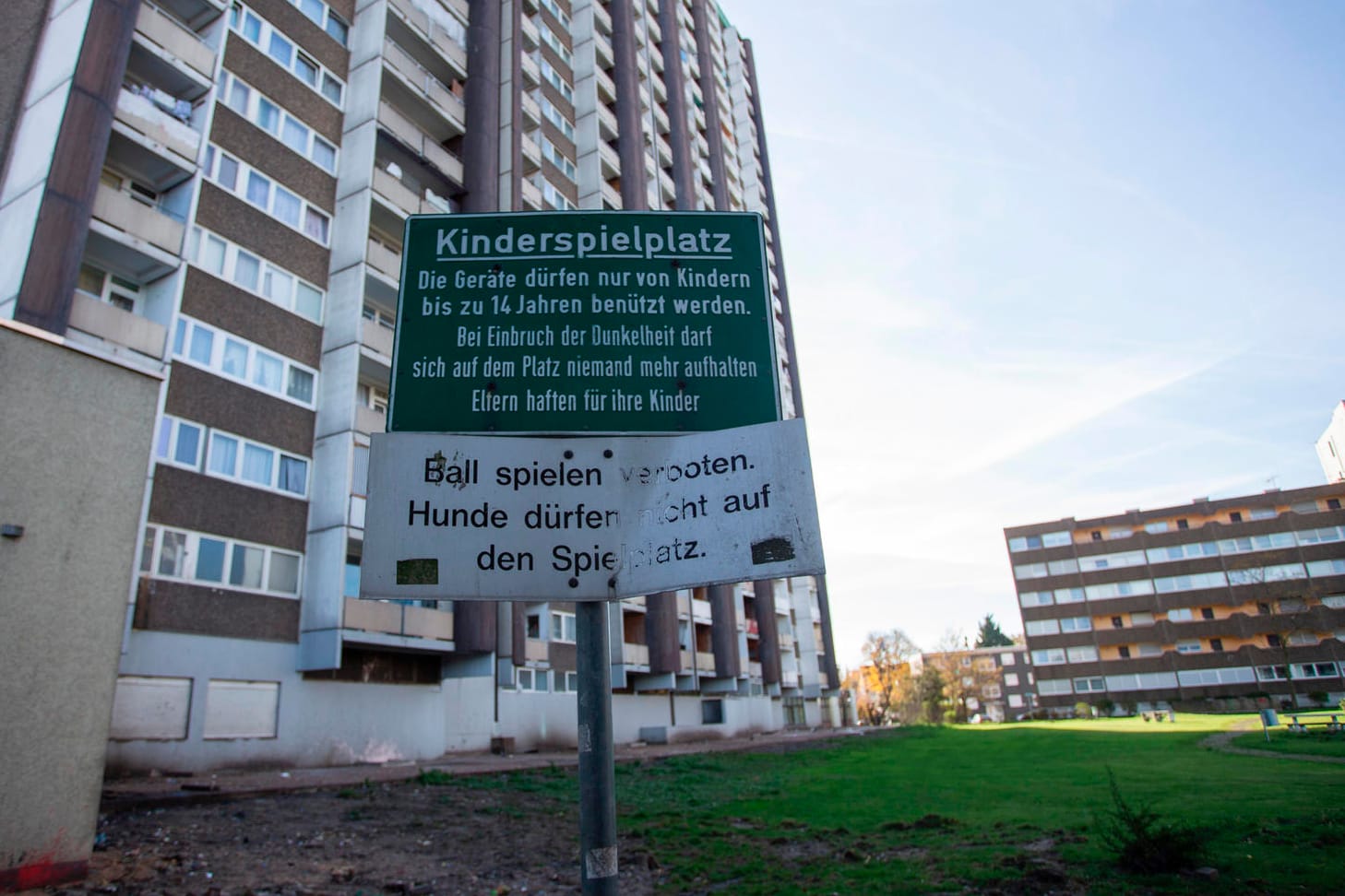 Der Kölnberg, wie der Hochhauskomplex im äußeren Kölner Stadtteil Meschenich umgangssprachlich genannt wird, mit Kinderspielplatz: Die Ratten leben auch auf dem Spielplatz.