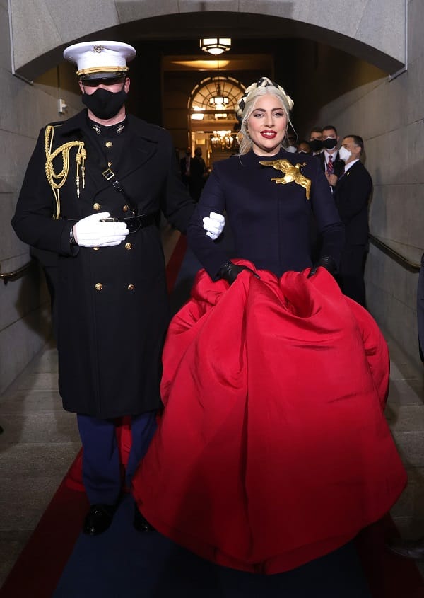 Vor ihrem Auftritt bei Joe Bidens Amtseinführung: Lady Gaga wird von einem US-Marineoffizier zur Bühne gebracht.