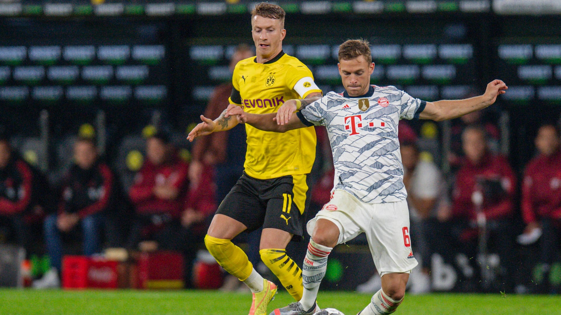 Einen Schritt hinten dran: BVB-Kapitän Marco Reus (l.) versucht mit seinem Team den FC Bayern (hier Joshua Kimmich) zu stoppen – auf dem Platz und in der Tabelle. Einen Schritt hinten dran: BVB-Kapitän Marco Reus (l.) versucht mit seinem Team den FC Bayern (hier Joshua Kimmich) zu stoppen – auf dem Platz und in der Tabelle.