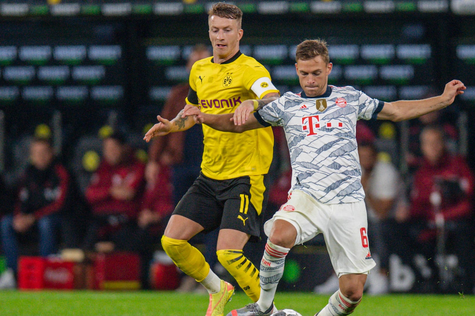 Einen Schritt hinten dran: BVB-Kapitän Marco Reus (l.) versucht mit seinem Team den FC Bayern (hier Joshua Kimmich) zu stoppen – auf dem Platz und in der Tabelle.