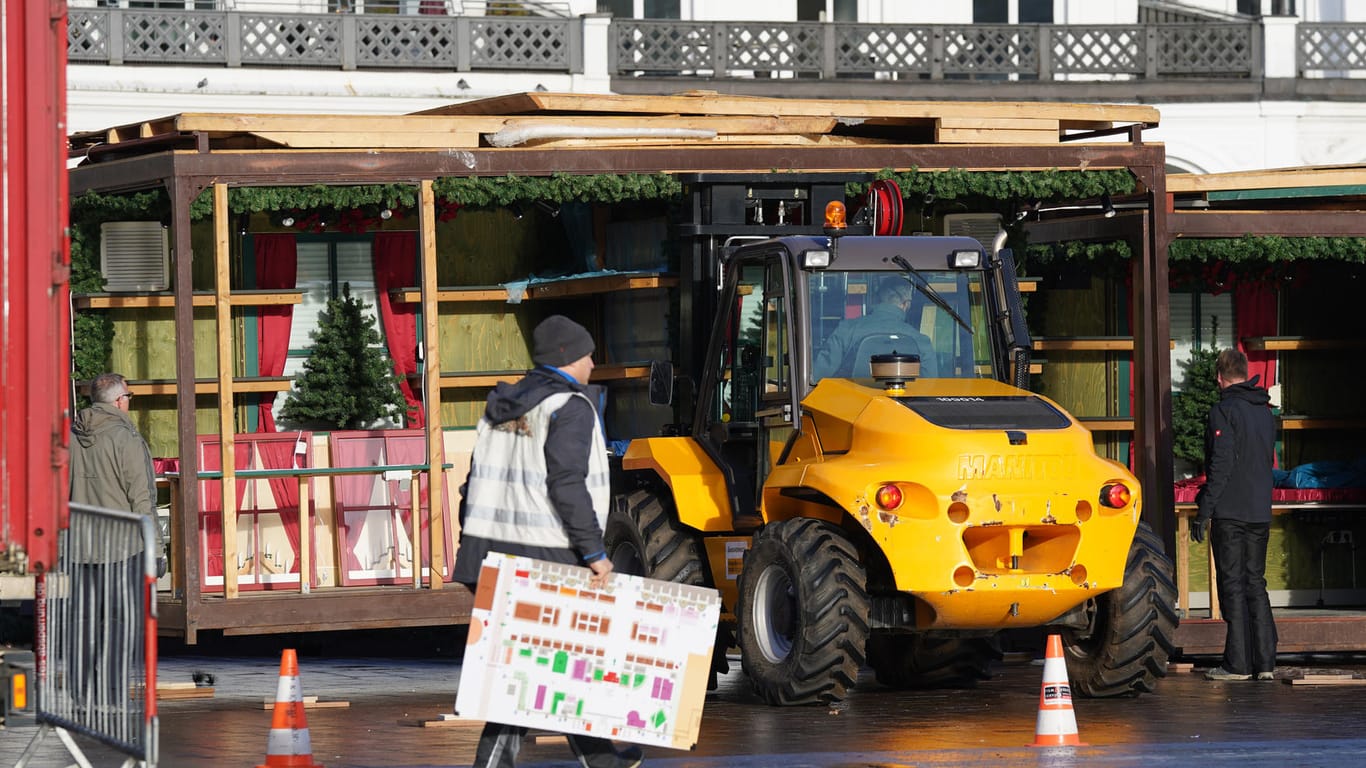 Mitarbeiter errichten Buden für den Weihnachtsmarkt auf dem Rathausmarkt in Hamburg: Für Besucher gibt es einen 2G- und einen 3G-Bereich.