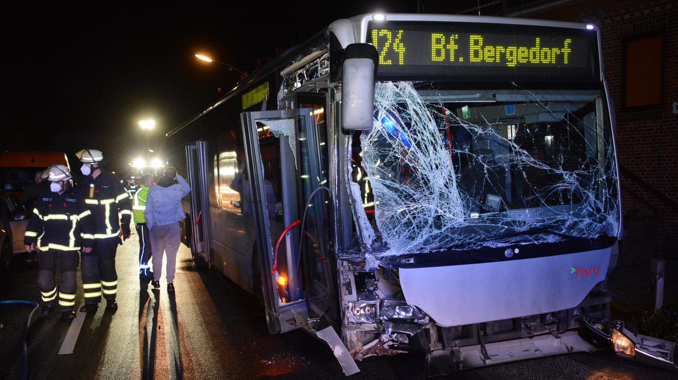 Der Linienbus mit zerbrochener Frontscheibe: Die Unfallursache ist bisher nicht geklärt.