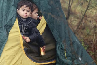 Kinder in einem Zelt in Belarus: Bei Minusgraden müssen viele Menschen an der Grenze zu Polen ausharren.