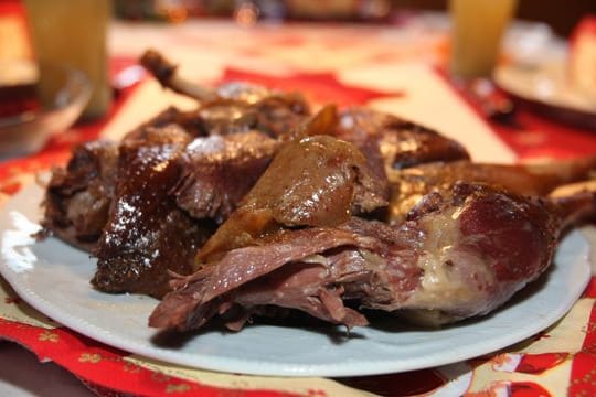 Das Fleisch für unseren Gänsebraten kommt meistens aus Polen oder Ungarn.