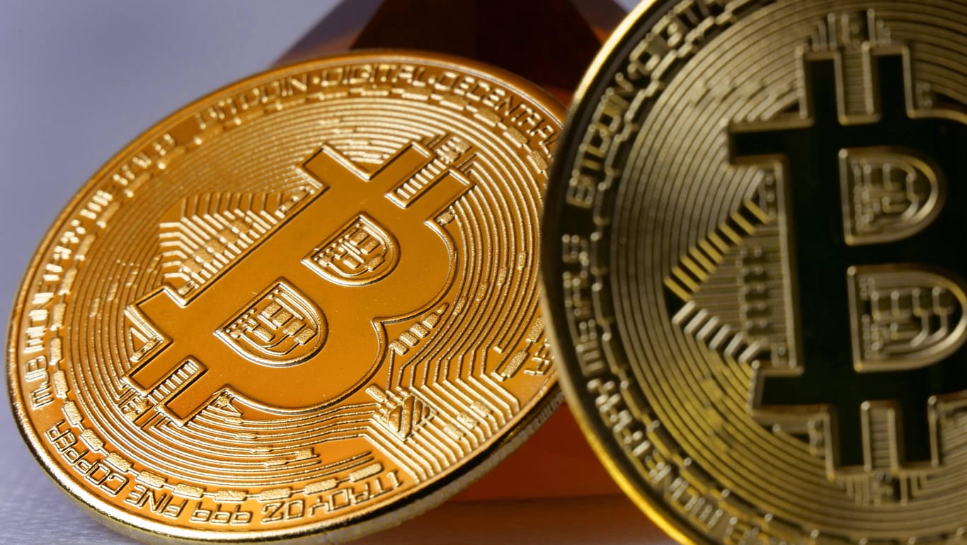 Zwei physische Bitcoins (Symbolbild): Die größte Kryptowährung hat einen neuen Rekord erreicht.