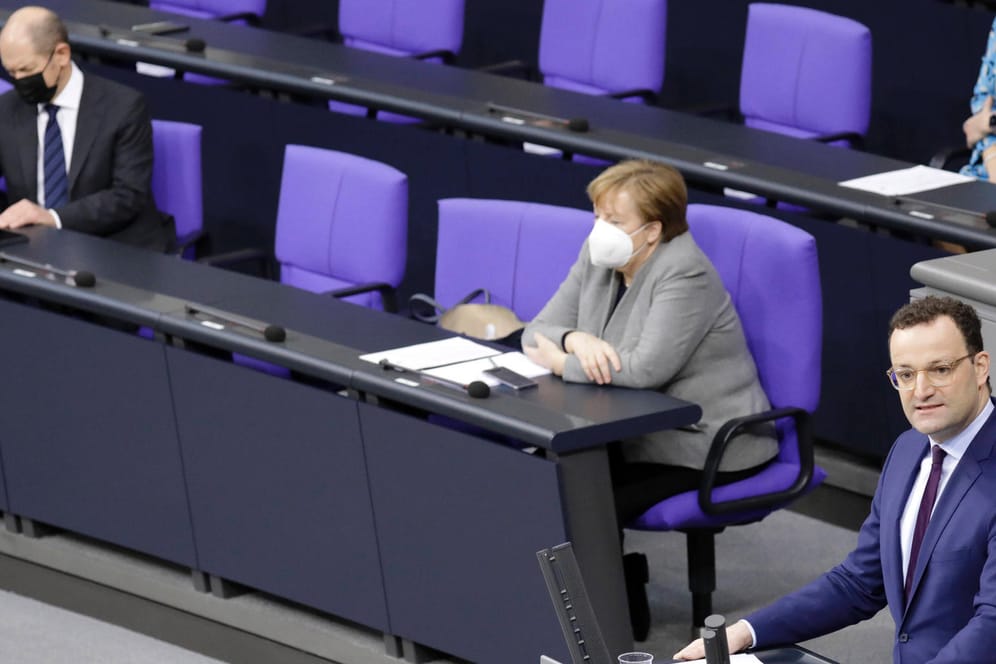 Olaf Scholz, Angela Merkel, und Jens Spahn im Bundestag: Wer hat jetzt eigentlich das Sagen in der Corona-Politik?