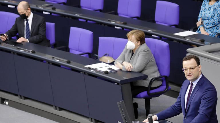 Olaf Scholz, Angela Merkel, und Jens Spahn im Bundestag: Wer hat jetzt eigentlich das Sagen in der Corona-Politik?