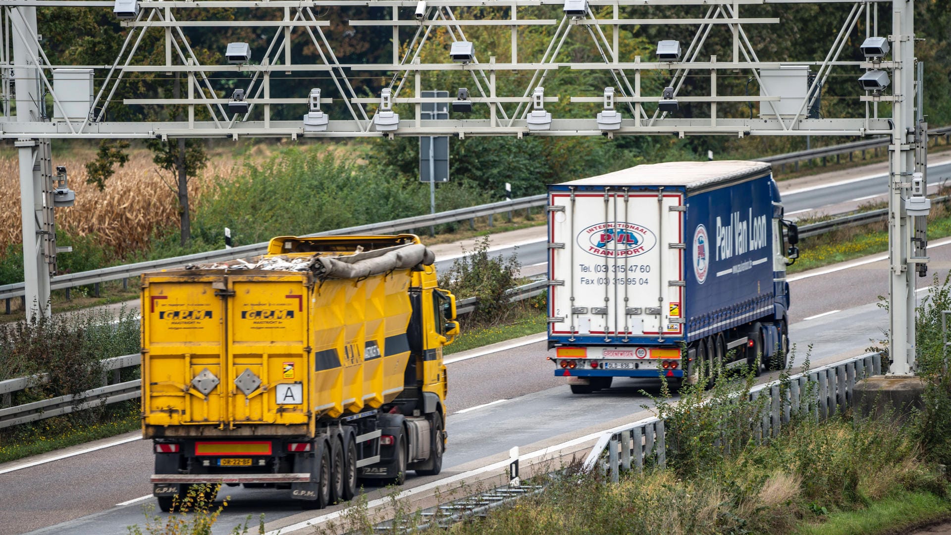 Lkw auf der A3: Die Fahrer blockierten die Fahrbahn mit ihren Maschinen und hielten den Geisterfahrer so auf. (Symbolfoto) Lkw auf der A3: Die Fahrer blockierten die Fahrbahn mit ihren Maschinen und hielten den Geisterfahrer so auf. (Symbolfoto)
