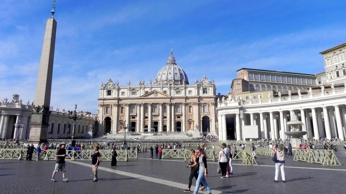 Vatikanstadt: Auf dem Petersplatz mit Petersdom laufen jeden Mittwoch die Vorbereitungen für die Generalaudienz.
