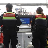 Mitarbeiter der Deutschen Bahn (Archivbild): Drei Jugendliche haben mit einem Spray rumgesprüht.