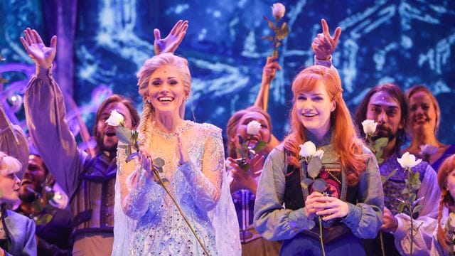 Sabrina Weckerlin als Eiskönigin Elsa und Celena Pieper als Anna nach der Deutschlandpremiere des Disney-Musicals "Die Eiskönigin" in Hamburg.