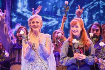 Sabrina Weckerlin als Eiskönigin Elsa und Celena Pieper als Anna nach der Deutschlandpremiere des Disney-Musicals "Die Eiskönigin" in Hamburg.