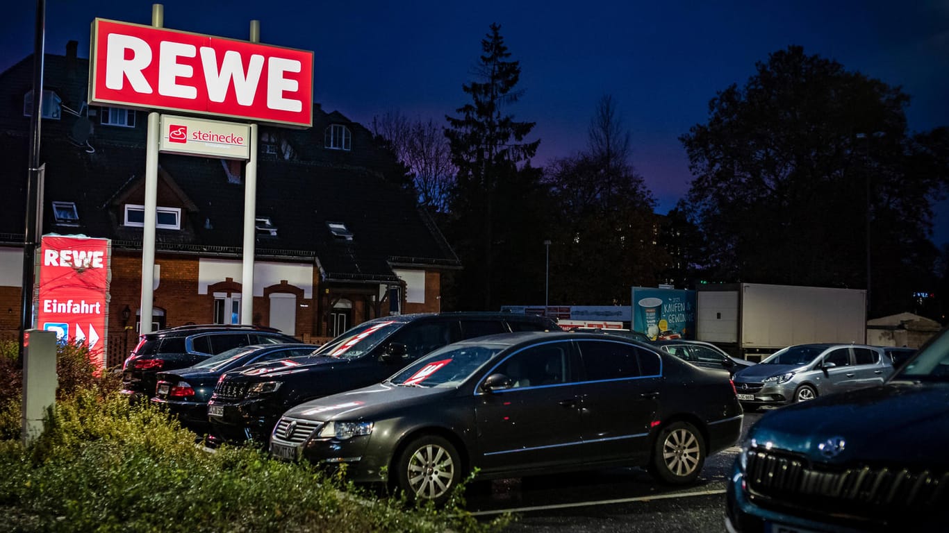 Rewe-Kundenparkplätze bekommen Strom: Schon bald sollen Hunderte Ladepunkte für Elektroautos entstehen.