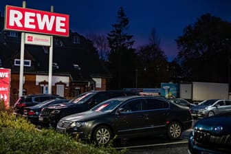 Rewe-Kundenparkplätze bekommen Strom: Schon bald sollen Hunderte Ladepunkte für Elektroautos entstehen.
