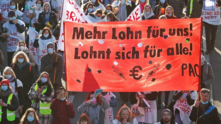 Pflegekräfte demonstrieren mit Transparenten für eine bessere Bezahlung in Köln: Mit den Krankhausgesellschaften kam es bisher zu keiner Einigung.