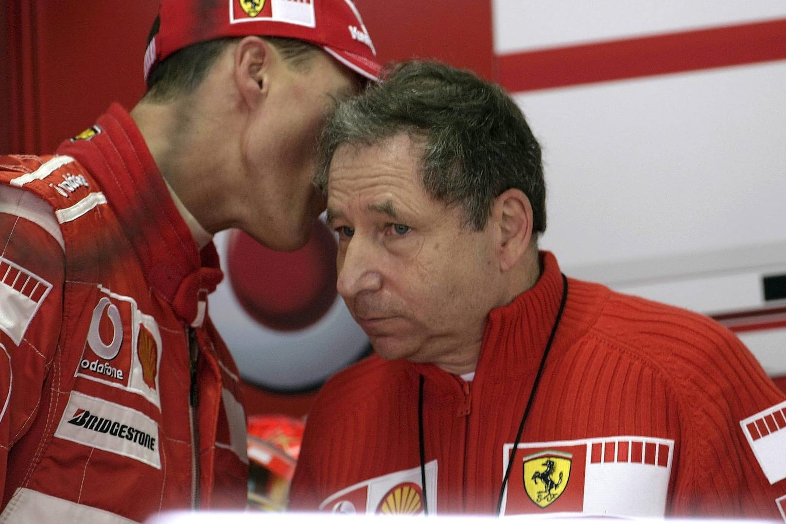 Michael Schumacher (l.) und Ferrari-Teamchef Jean Todt im Jahr 2006: Die beiden waren langjährige Weggefährten in der Formel 1.