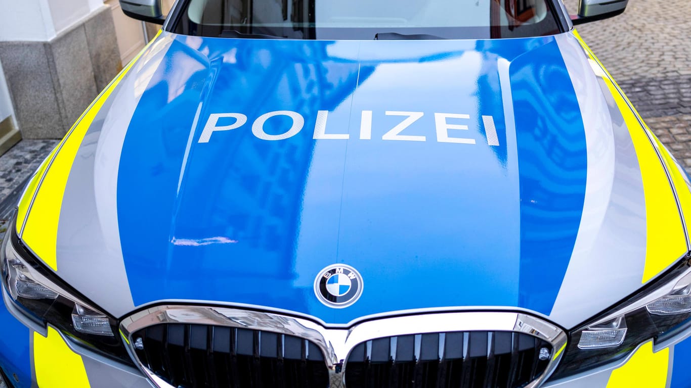 Polizeiauto in Berlin (Symbolbild): Die Beamten konnten per Videoauswertung den Rucksack auffinden.