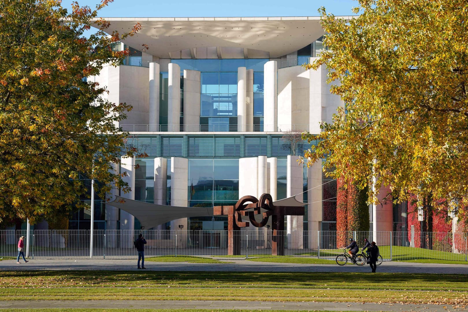 Bundeskanzleramt in Berlin: Der Bund der Steuerzahler prangert die hohen Baukosten im Berliner Regierungsviertel an.