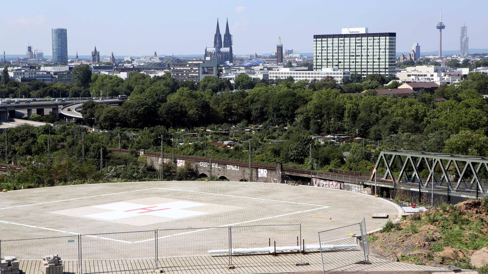 Die Baustelle des Hubschrauberlandeplatzes auf dem Kalkberg in Köln (Archivbild): Teile des Fundaments sackten ab, nun ist klar: Hier werden keine Helikopter landen. Die Baustelle des Hubschrauberlandeplatzes auf dem Kalkberg in Köln (Archivbild): Teile des Fundaments sackten ab, nun ist klar: Hier werden keine Helikopter landen.