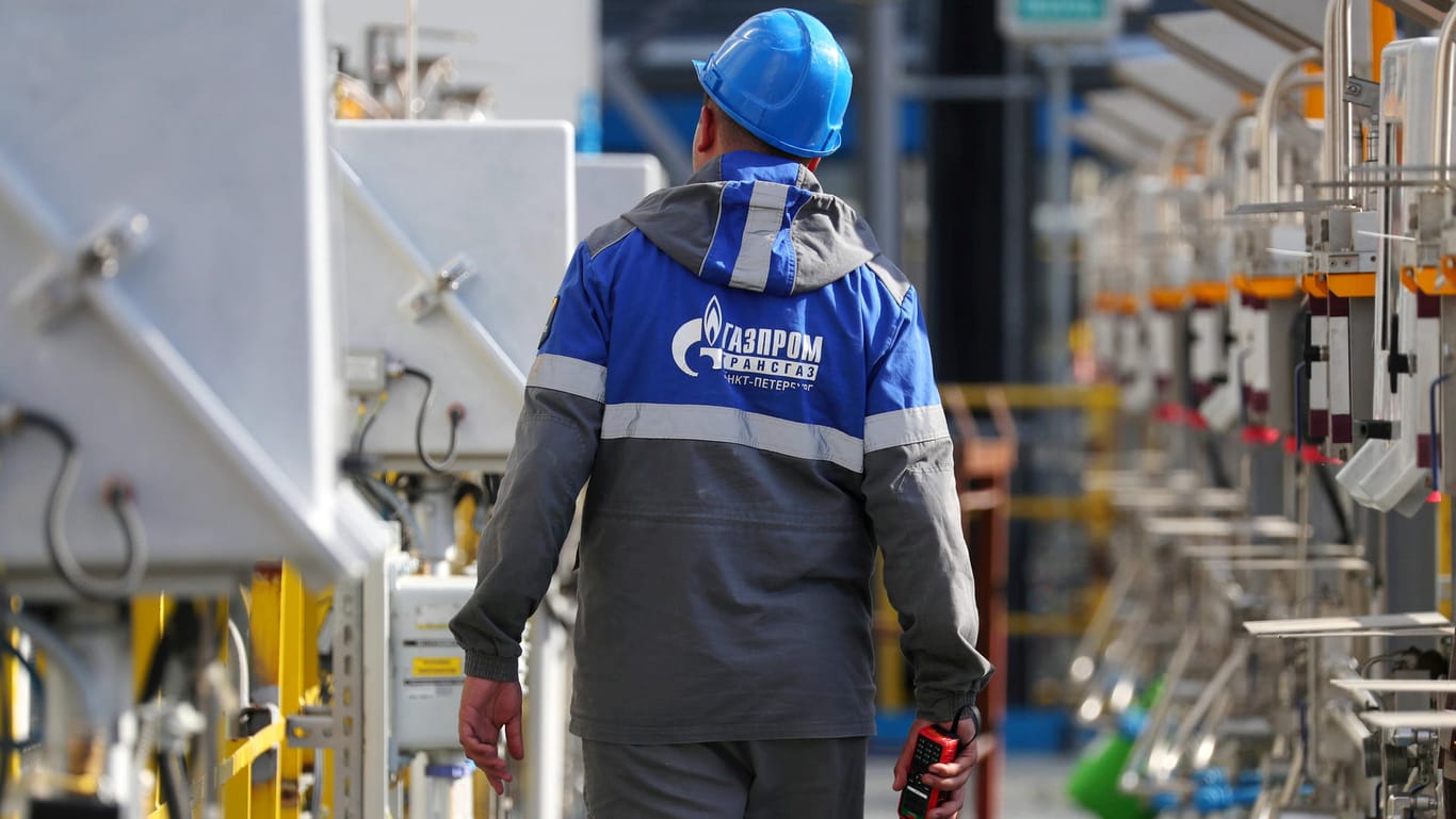 Ein Gazprom-Arbeiter an der Erdgasverdichterstation in Slavyanskaya, dem Startpunkt der Pipeline Nord Stream 2: Kritiker vermuten, Russland halte Gas bewusst zurück, um die Inbetriebnahme zu erzwingen.