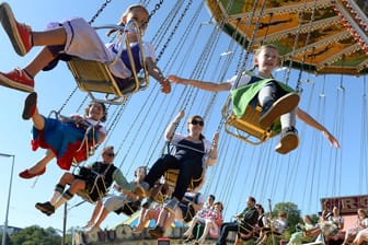 Kinder fahren Karussell auf dem Oktoberfest "Oide Wiesn" (Archivbild): Die Ticketpreise für das beliebte Fest könnten sich erhöhen.