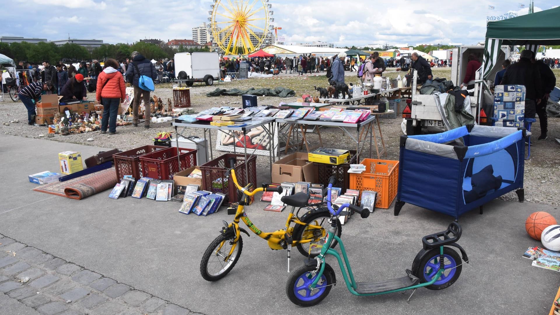 Flohmarkt beim Frühlingsfest in München (Archivbild): Die Theresienwiese vermietet die Stadt für bürgernahe Veranstaltungen.