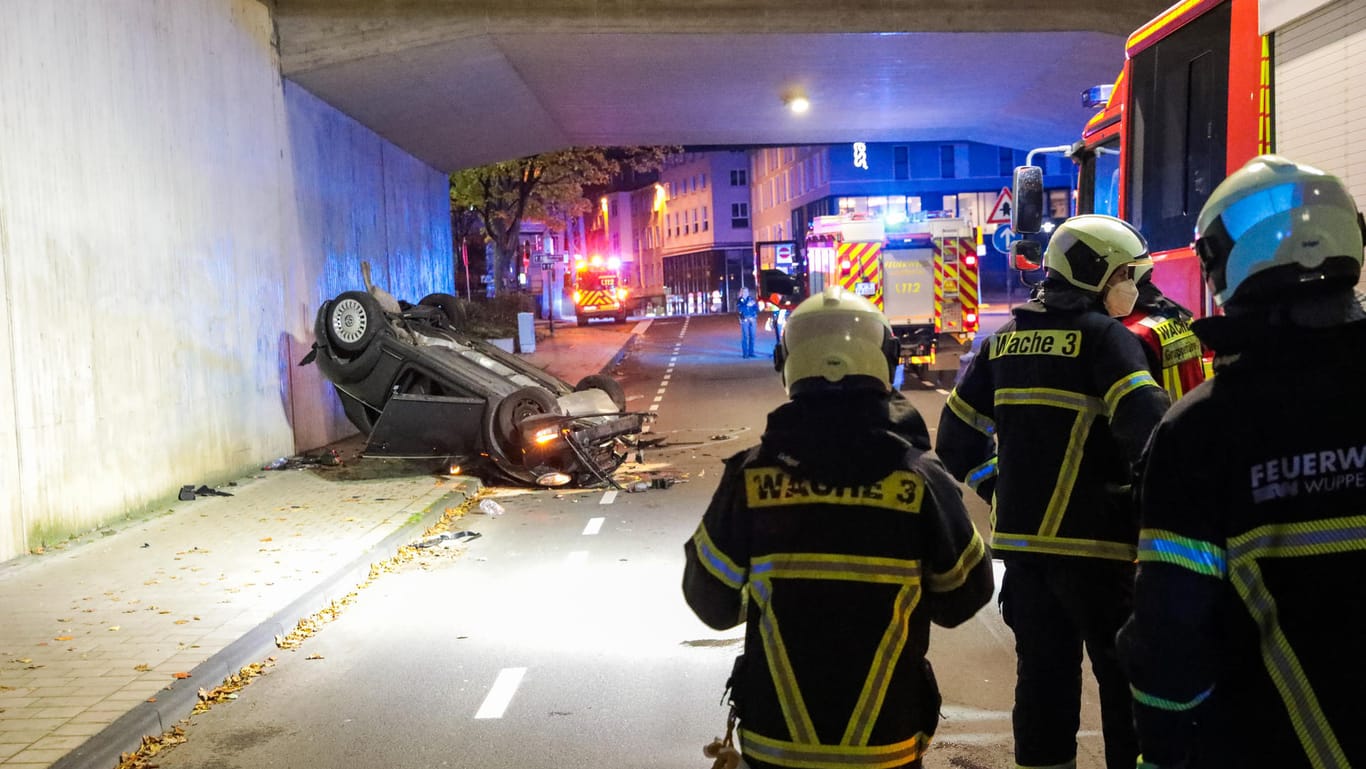 Nordrhein-Westfalen, Wuppertal: Einsatzkräfte sichern die Unfallstelle. Eine 63-jährige Solingerin ist mit ihrem Cabrio in Wuppertal sechs Meter tief von einer Brücke gestürzt und schwer verletzt worden.
