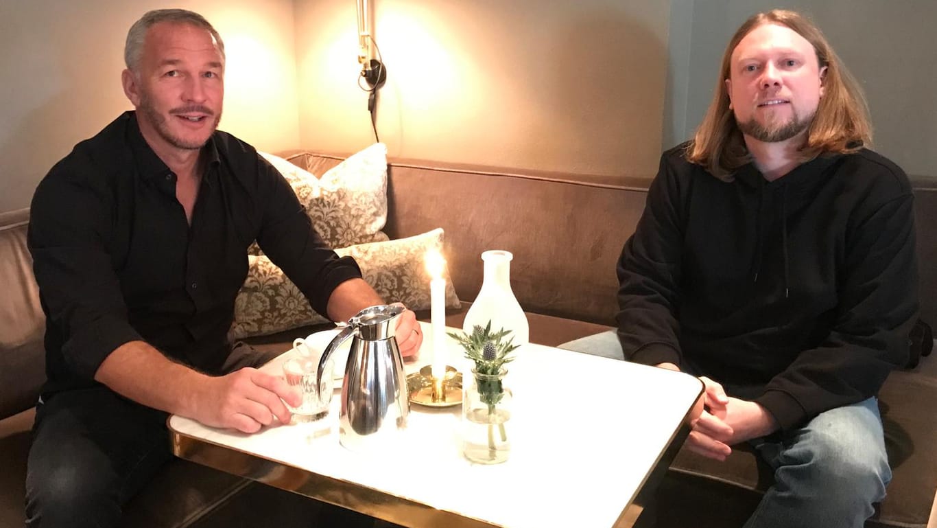 t-online-Sportredakteur Alexander Kohne (l.) traf Patrik Andersson zum Interview in der schwedischen Hauptstadt Stockholm.